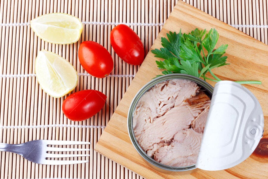 Atum enlatado com tomate cereja limão e salsa fresca