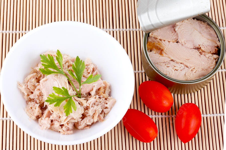 Atum desfiado em tigela branca com salsa e tomates frescos