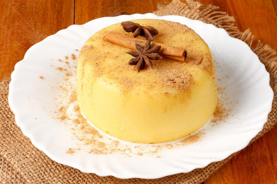 Curau de milho amarelo doce com canela e anis estrelado