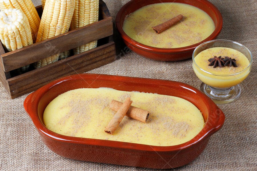 Curau de milho cremoso com canela e anis estrelado em tigelas rústicas festa junina