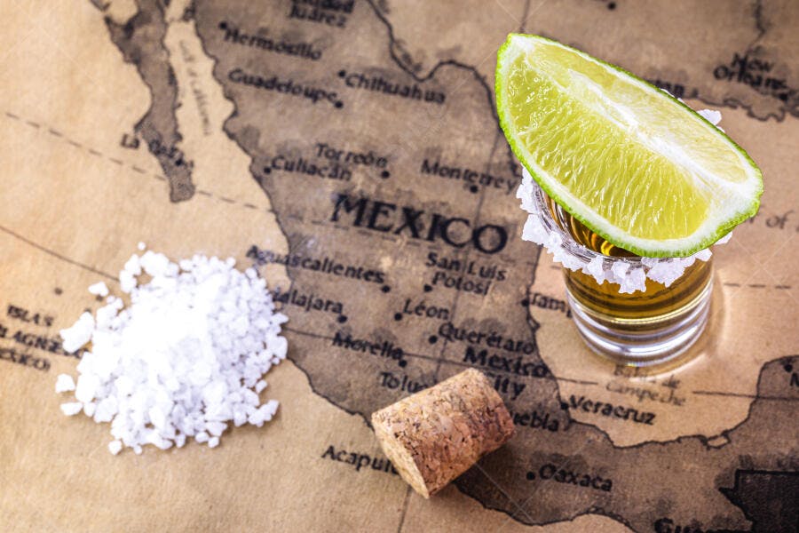 Tequila shot com limão sal e mapa do México vintage