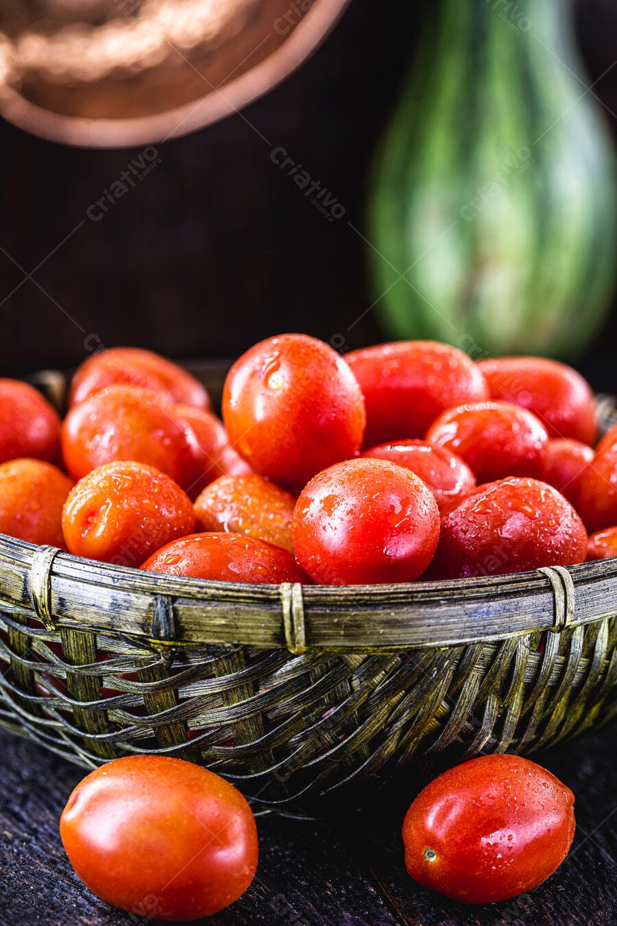 Tomates vermelhos frescos com gotas d'água em cesta rústica