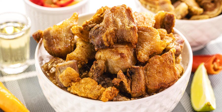 Torresmo dourado crocante com pimentas e cachaça bebida brasileira
