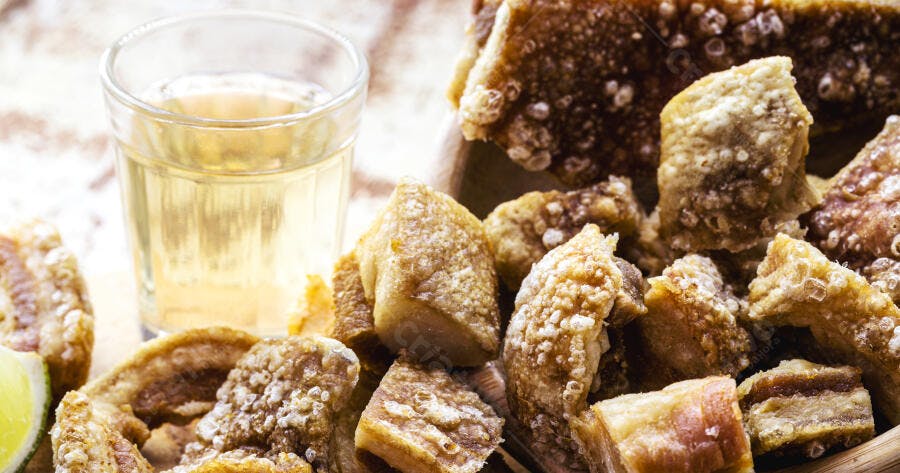 Torresmo crocante dourado com cachaça e limão aperitivo brasileiro