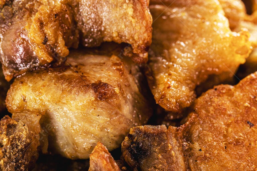 Torresmo crocante de barriga de porco frito dourado closeup apetitoso