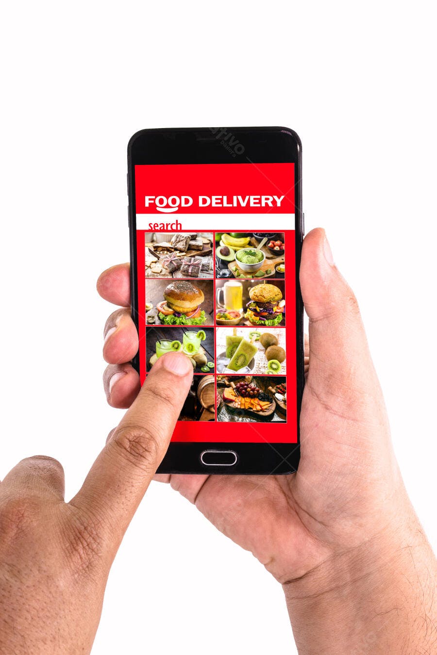 Mãos de homem moreno usando smartphone preto com app de delivery de comida