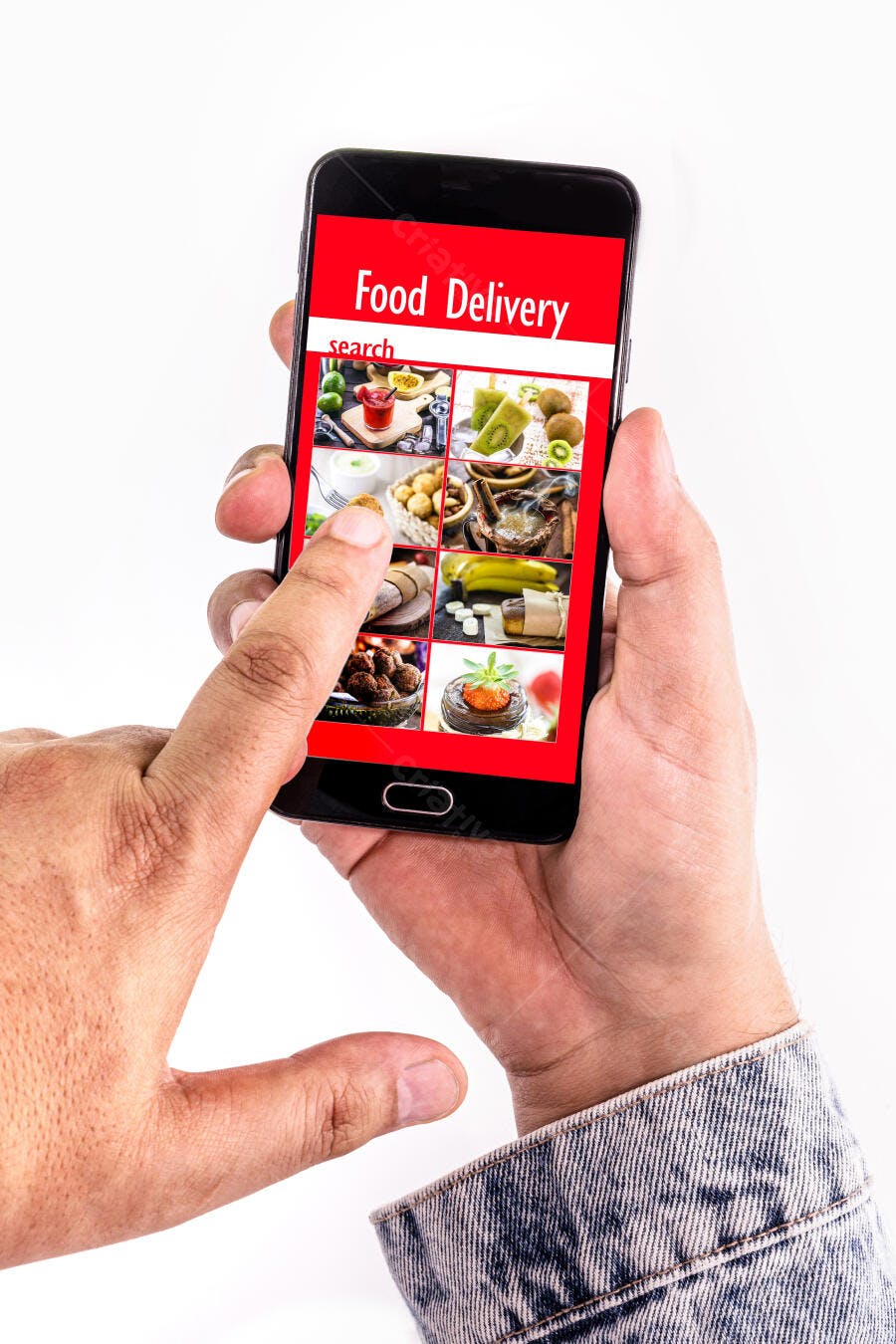 Mão adulta tocando tela de smartphone com app de delivery de comida e pratos variados