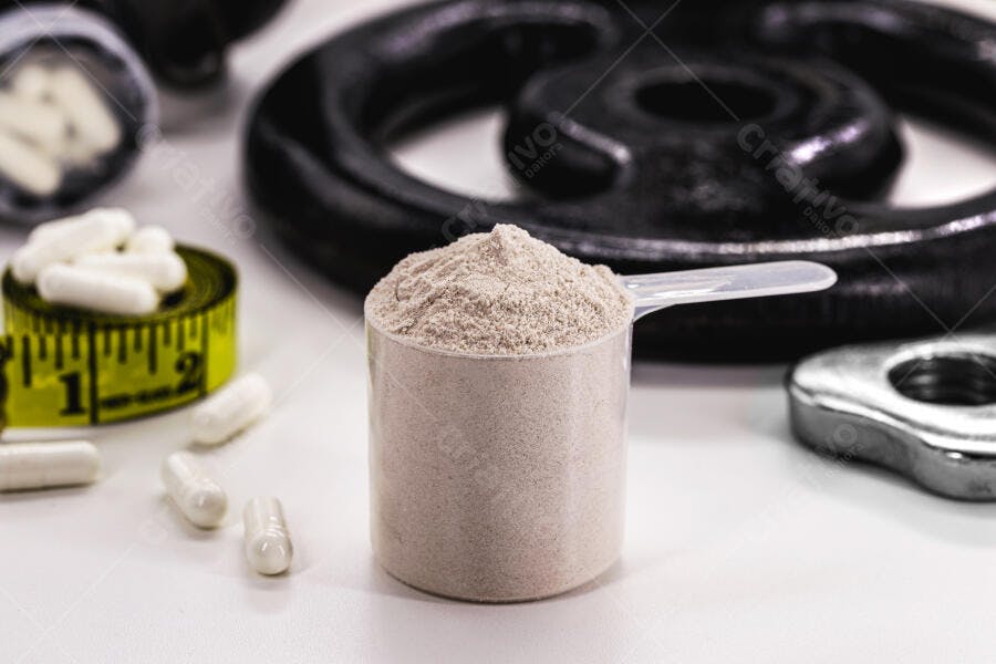 Proteína em pó scoop com suplementos fitness e fita métrica para academia