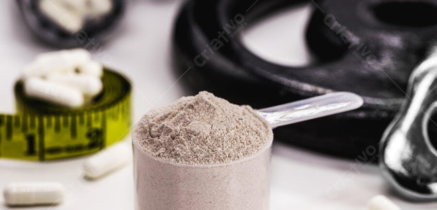Suplemento proteico em pó com fita métrica e cápsulas para fitness e dieta