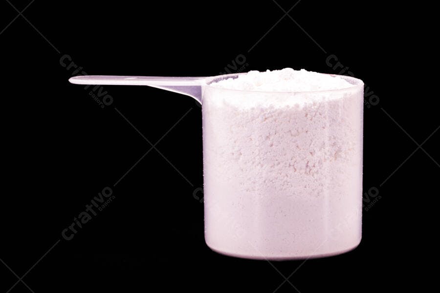 Medidor transparente com pó branco em fundo preto