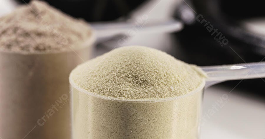 Pó de suplemento verde em medidor transparente nutrição fitness