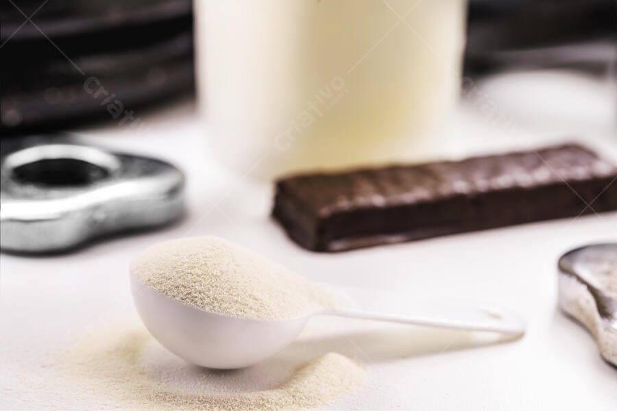 Pó de proteína em scoop branco com barra energética e halter