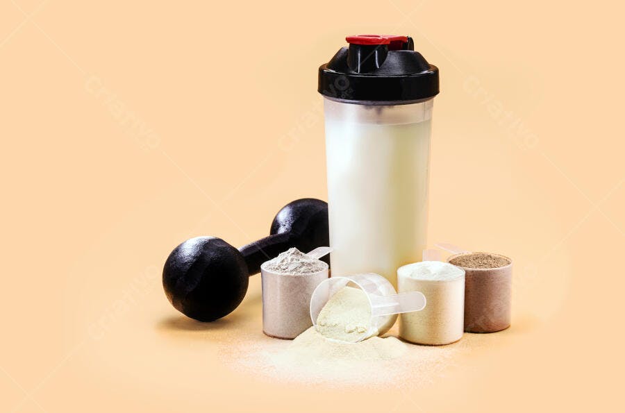Shake proteico com halteres e suplementos em pó para treino de academia