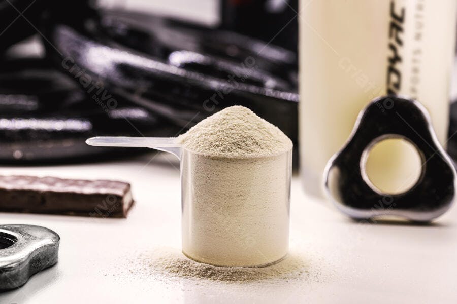 Suplemento em pó branco de whey protein com barra e pesos de academia