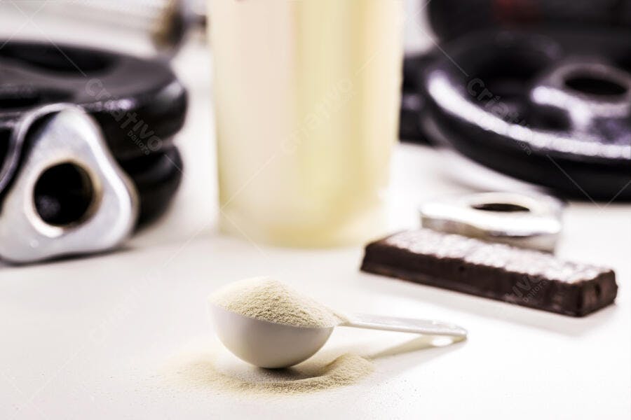 Pó de proteína whey scoop e barra energética com anilha para treino