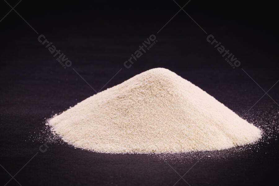 Pó branco fino em montinho isolado sobre fundo escuro minimalista