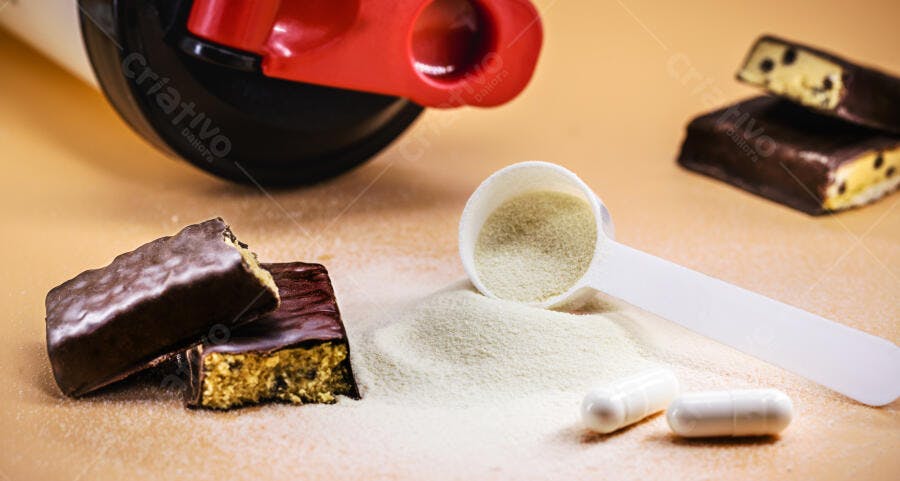 Suplementos fitness barra de proteína pó e cápsulas em fundo bege