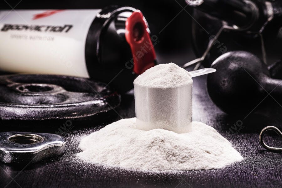 Proteína em pó branca com scoop e equipamentos fitness em fundo escuro