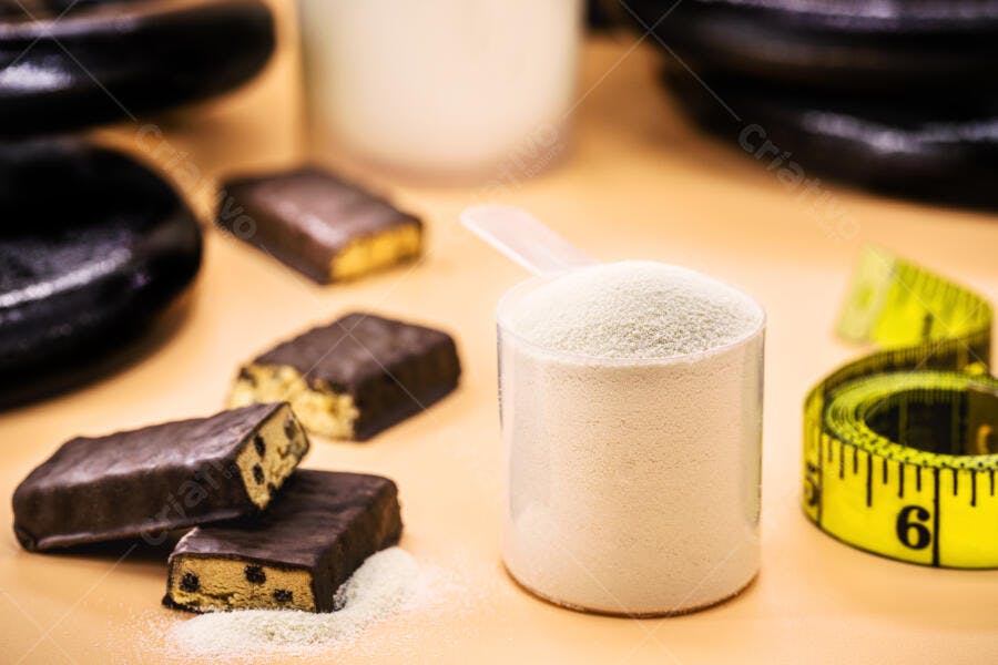 Pó de whey protein branco com barras de proteína escuras e fita métrica amarela