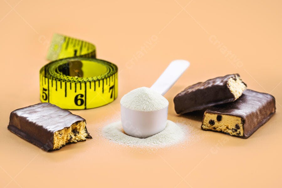 Proteína em pó e barras de chocolate com fita métrica amarela