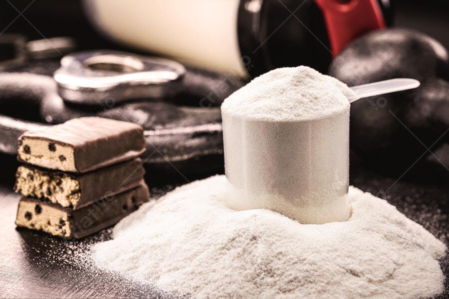 Whey protein em pó barra de proteína e halteres para suplementação fitness