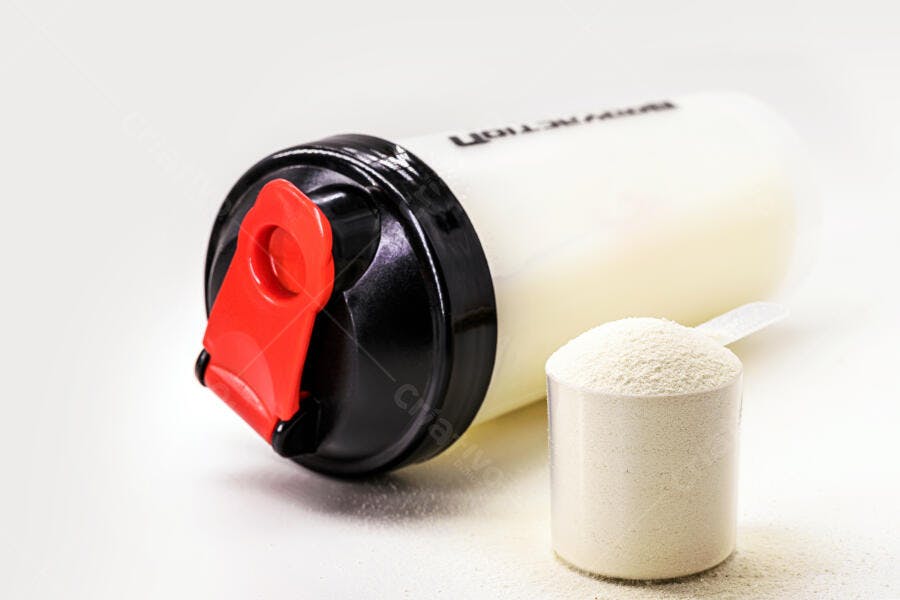 Suplemento em pó branco e shaker vermelho para nutrição esportiva