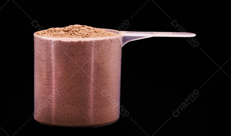 Medida de proteína em pó marrom para fitness isolada em fundo preto