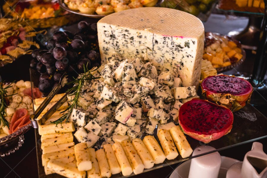 Queijos azuis, uvas e pitaya vermelha em tábua de frios gourmet