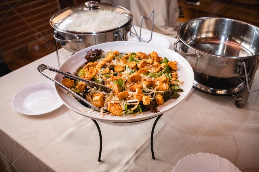 Salada fresca de frango crocante em buffet de evento com arroz