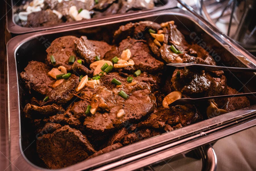 Carne ensopada com alho e cebolinha em buffet self-service