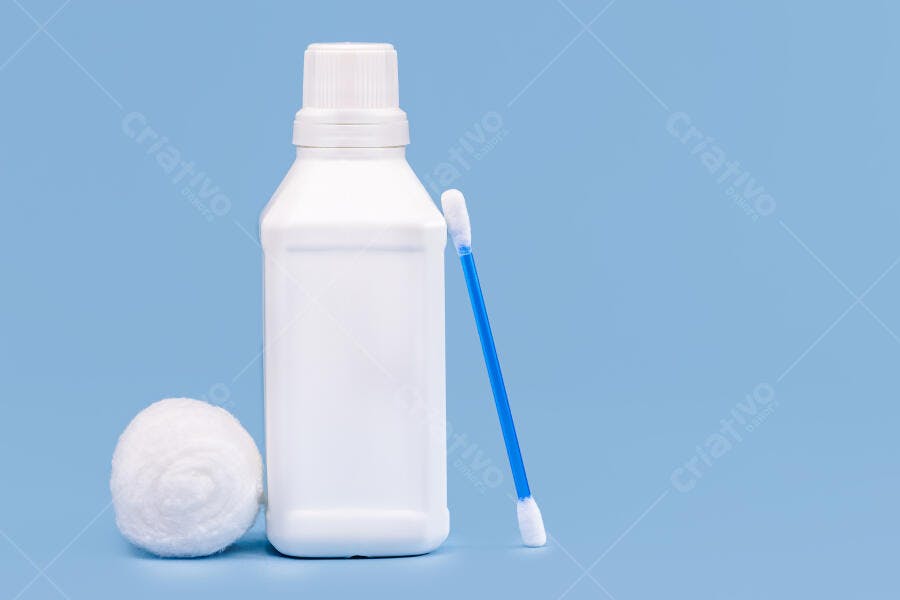 Frasco branco algodão e cotonete azul para higiene e cuidados pessoais