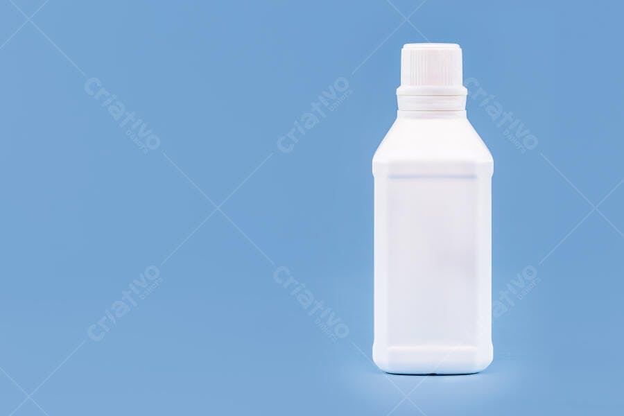 Garrafa plástica branca em fundo azul claro para produto