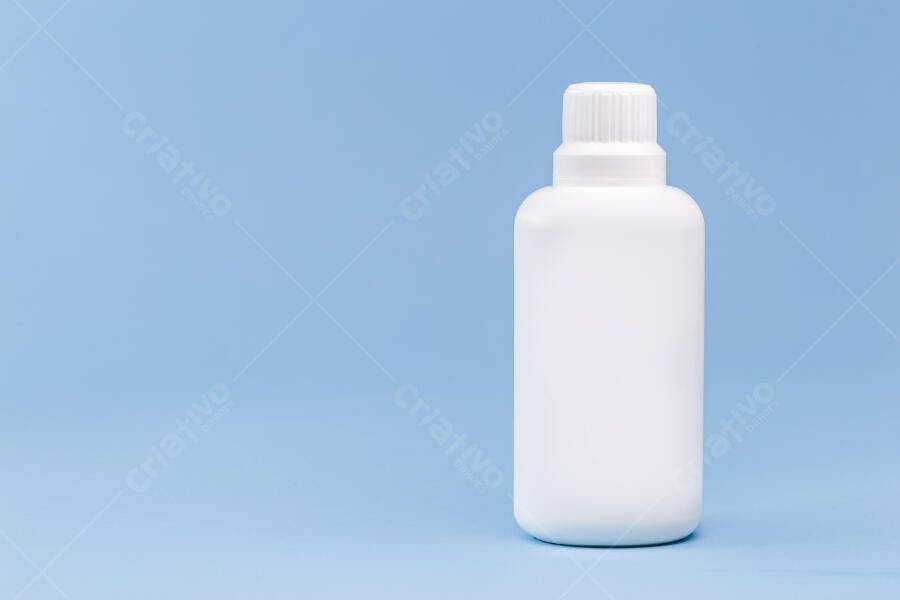 Garrafa plástica branca sem rótulo em fundo azul claro minimalista
