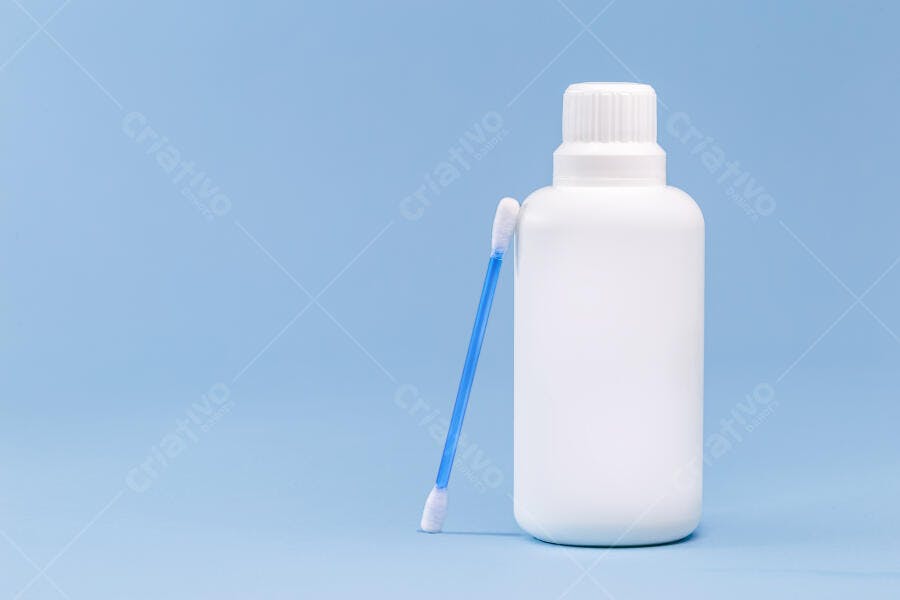 Garrafa plástica branca com cotonete azul em fundo azul claro