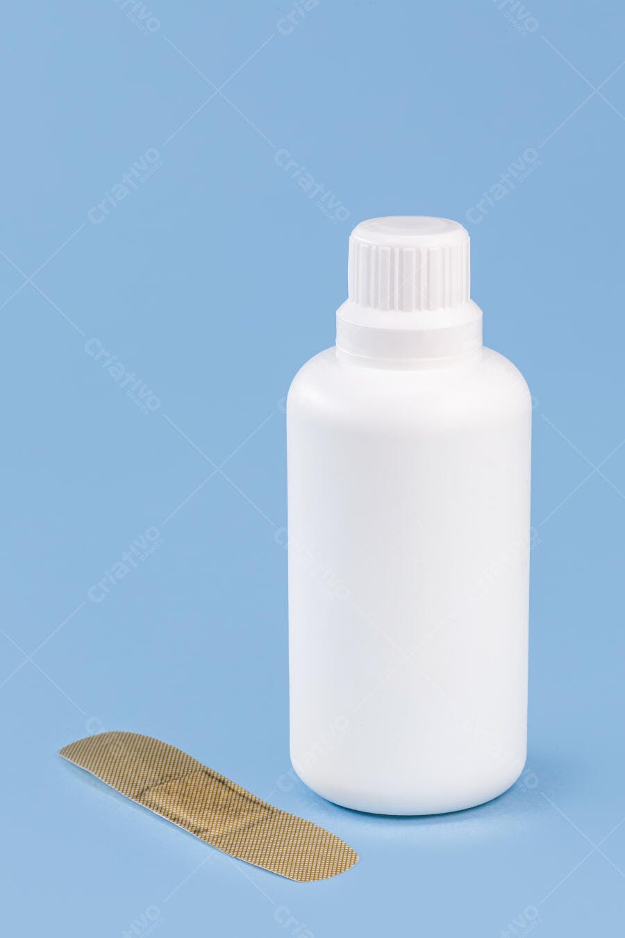 Frasco branco de produto médico e curativo em fundo azul claro
