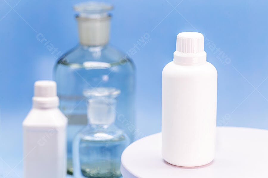 Frasco de plástico branco em pedestal com utensílios de laboratório azul