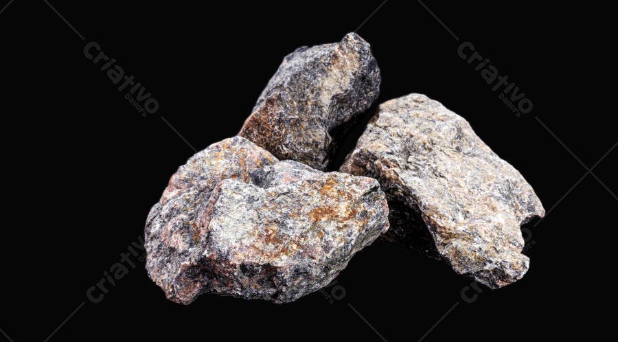 Rochas brutas de granito e quartzo em fundo escuro isolado