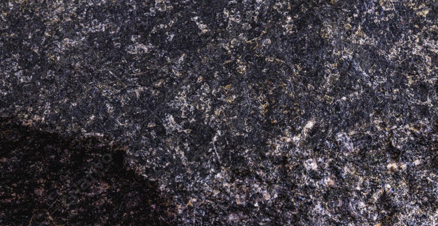 Textura de rocha escura granito preto com veios brancos e dourados