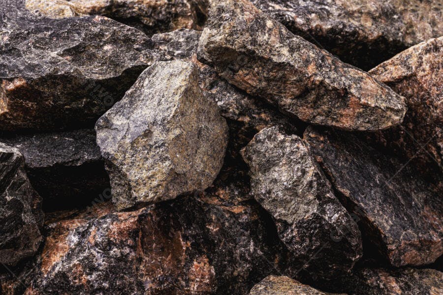 Pedras rochosas escuras empilhadas textura natural fundo marrom cinza