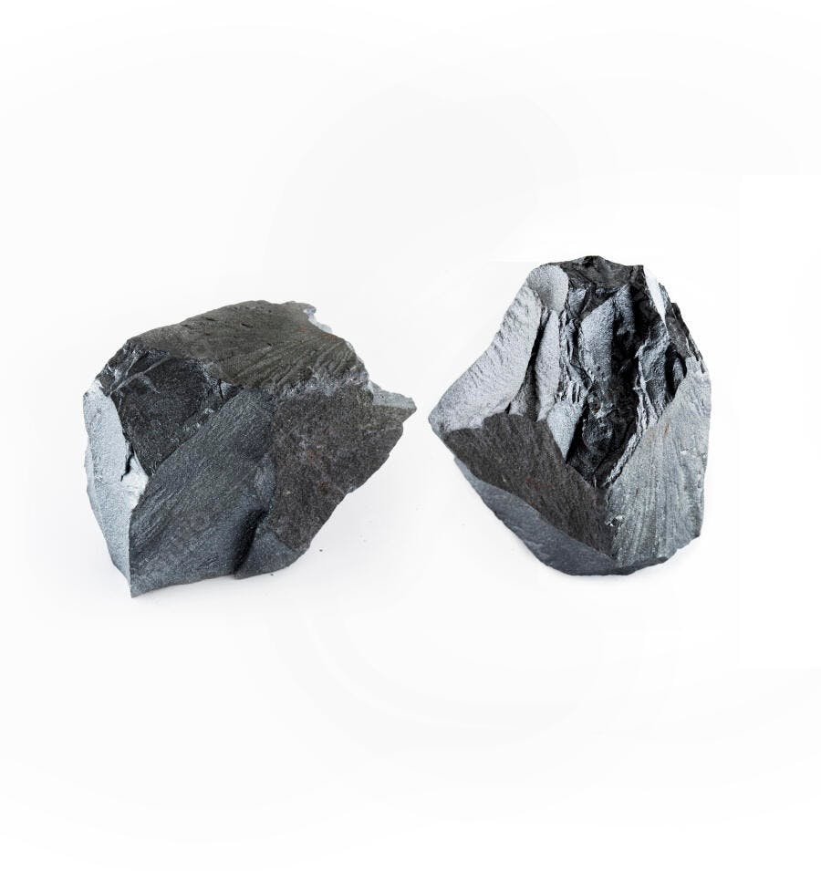 Minerais escuros brutos em fundo branco isolado