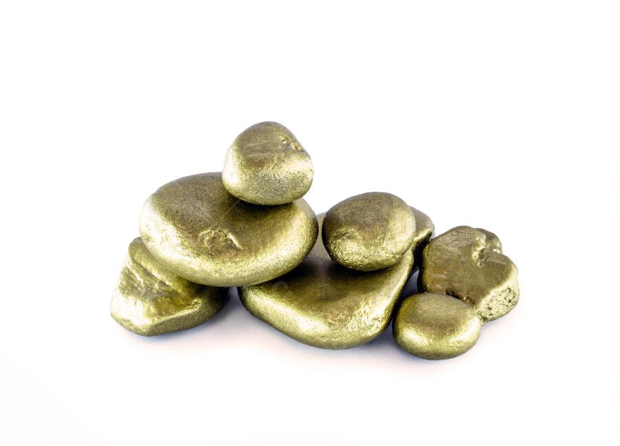 Pepitas de ouro bruto douradas empilhadas em fundo branco puro