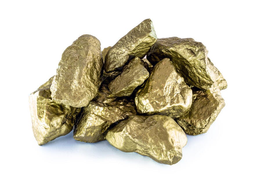 Rochas de ouro brutas metálicas empilhadas em fundo branco