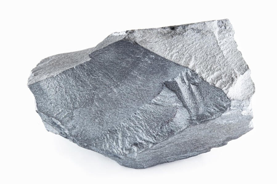 Minério de ferro cinza metálico com textura áspera e brilho natural