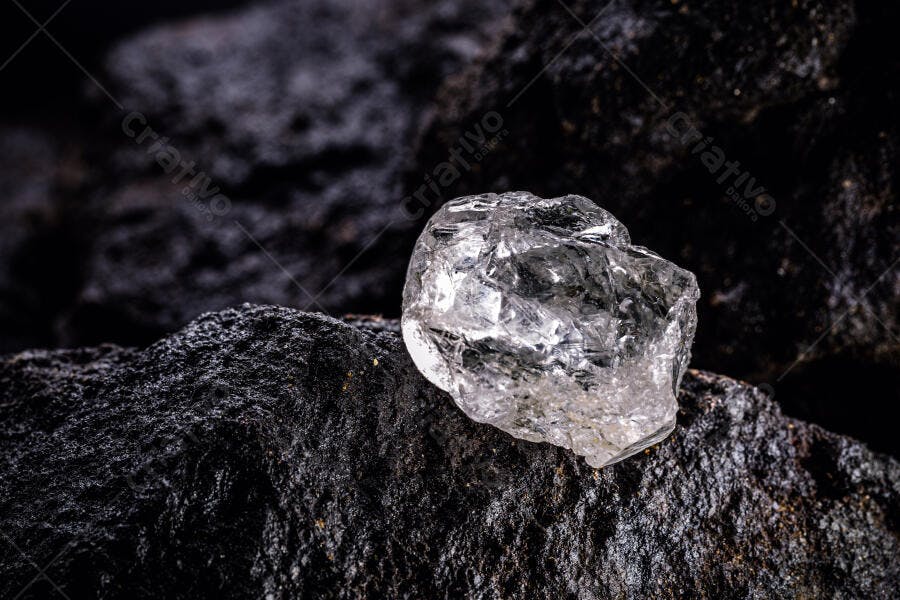 Diamante bruto natural em rocha escura mineral precioso