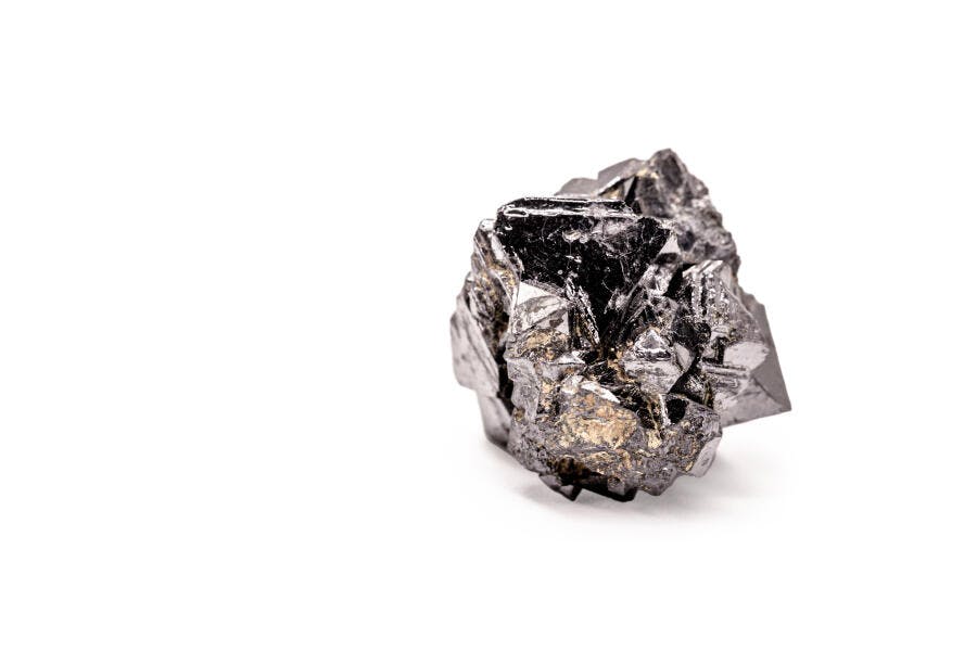 Mineral metálico cristalino escuro em fundo branco estúdio