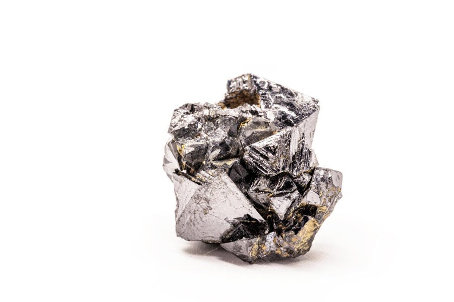Minério de chumbo galena cristalino em fundo branco