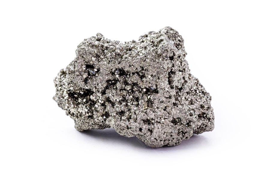 Pirita brilhante rocha mineral em fundo branco estúdio