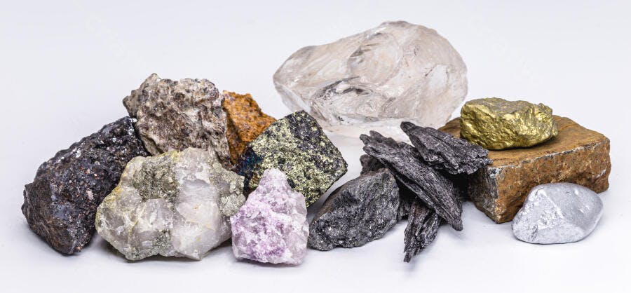 Amostras de minerais brutos rochas naturais e cristais em fundo branco