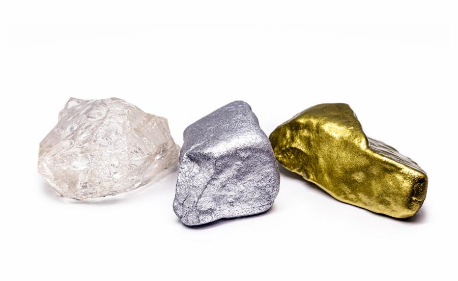 Pepitas minerais ouro prata e quartzo bruto isolados em fundo branco