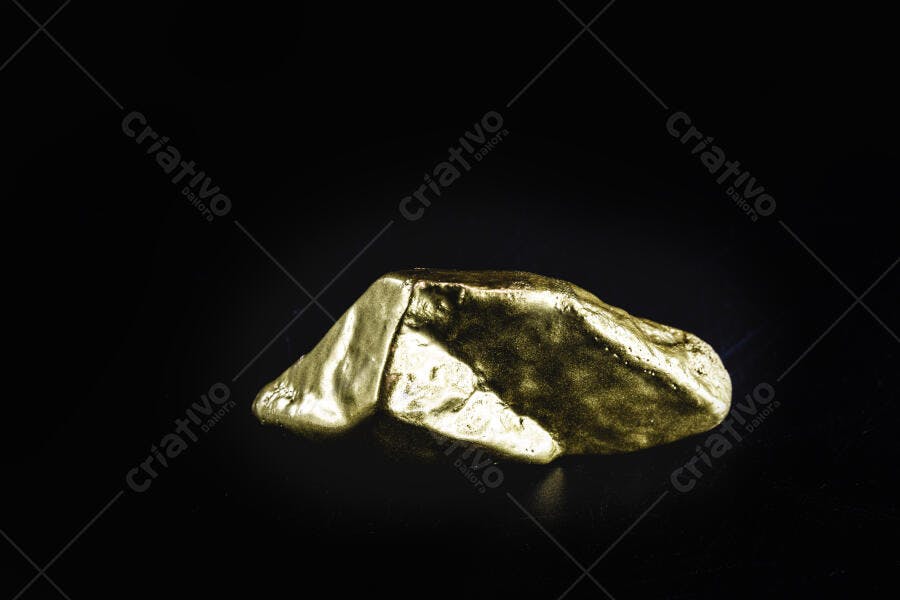 Pepita de ouro irregular brilhante em fundo escuro de estúdio